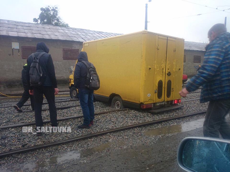 В Харькове грузовик застрял на рельсах (фото)