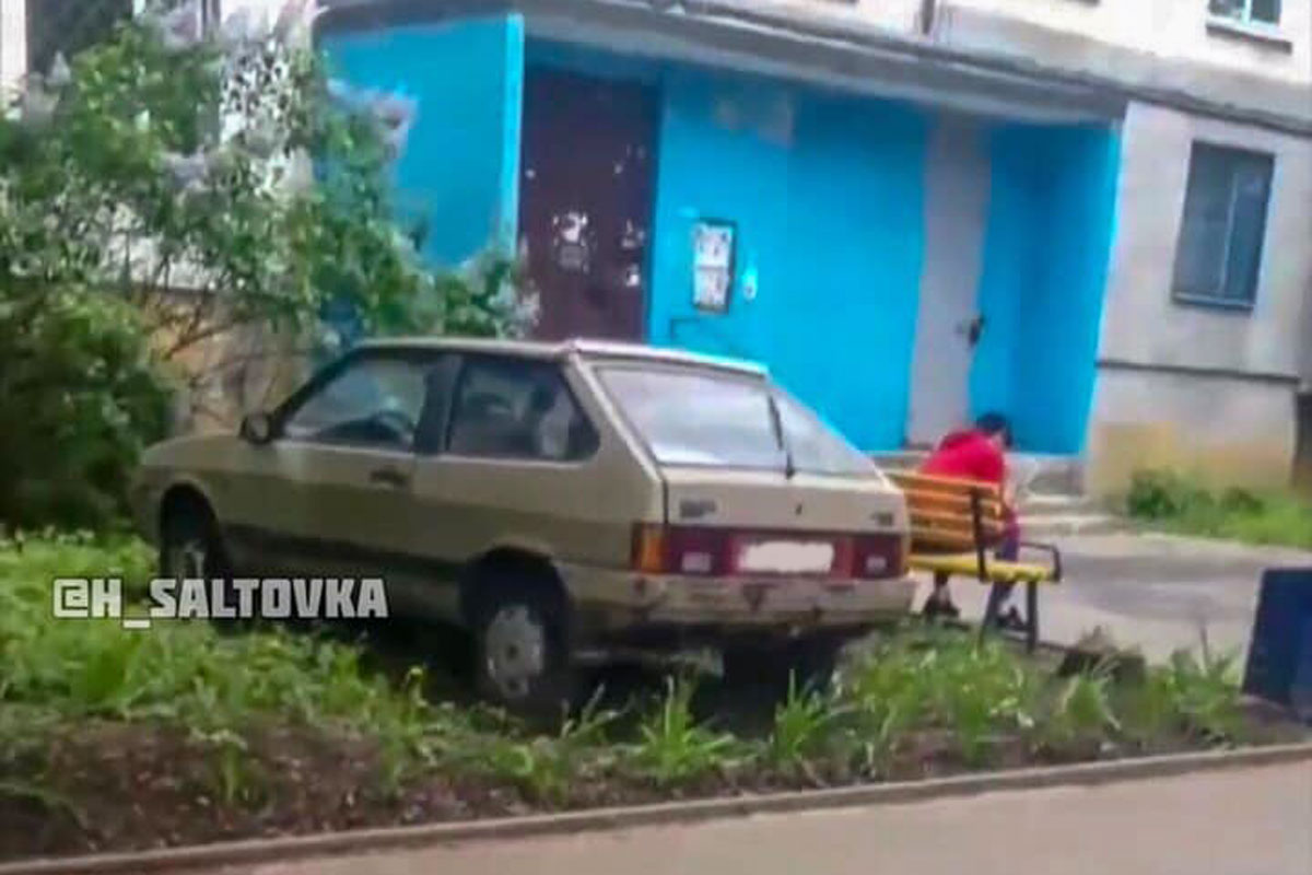 В Харькове автомобиль припарковали прямо на клумбе (фото)