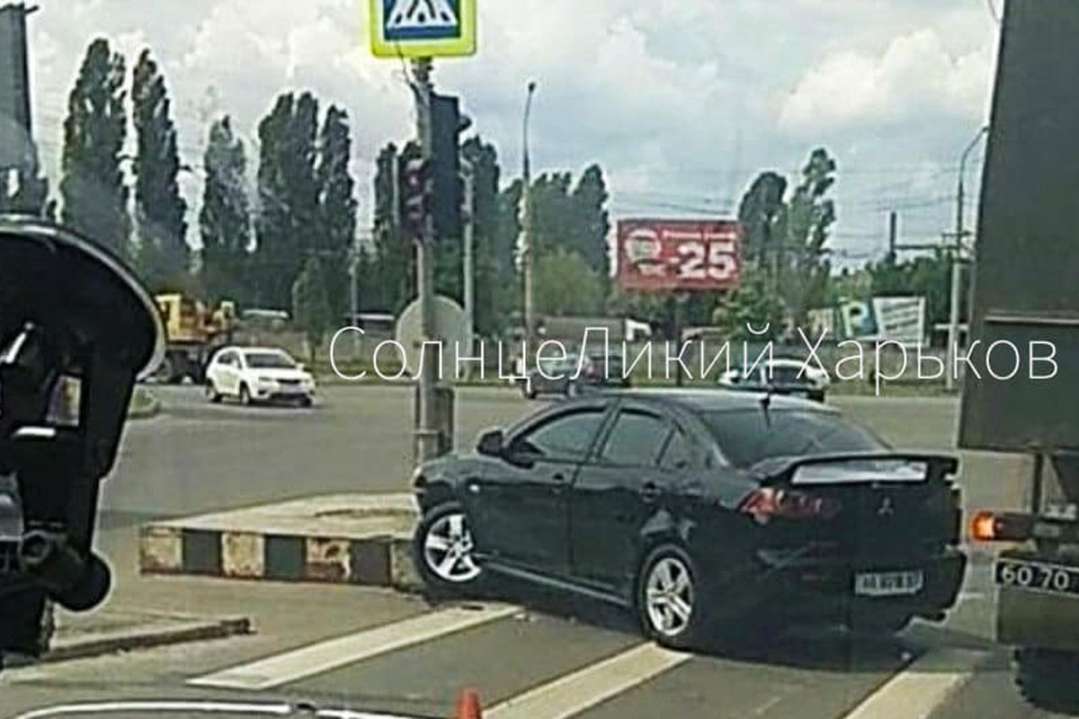 В Харькове автомобиль врезался в светофор (фото)