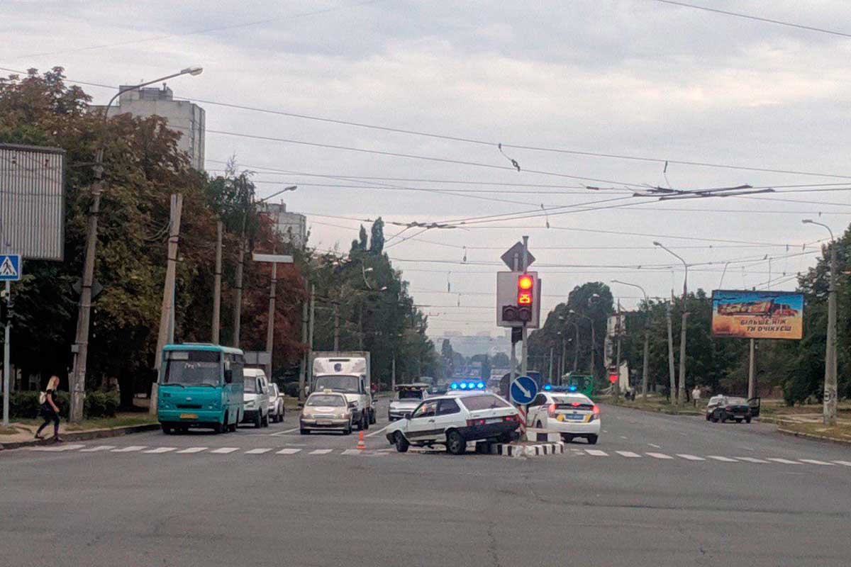 На Салтовке автомобиль врезался в светофор (фото)