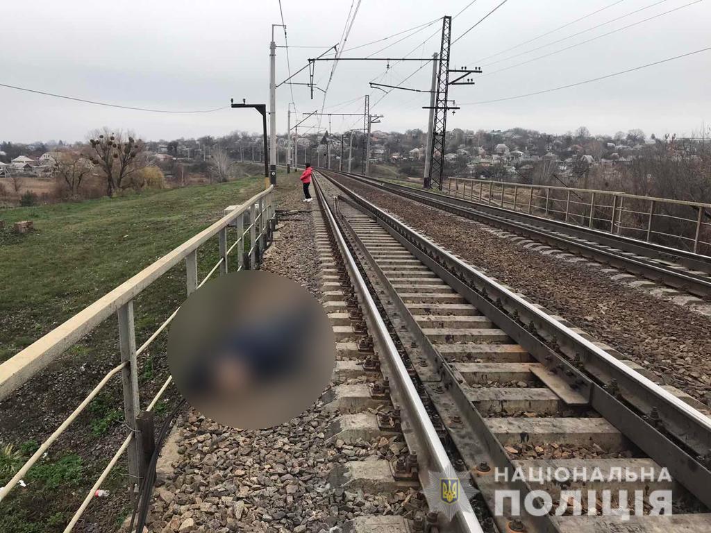 Затянуло под поезд: под Харьковом погиб мужчина (фото)