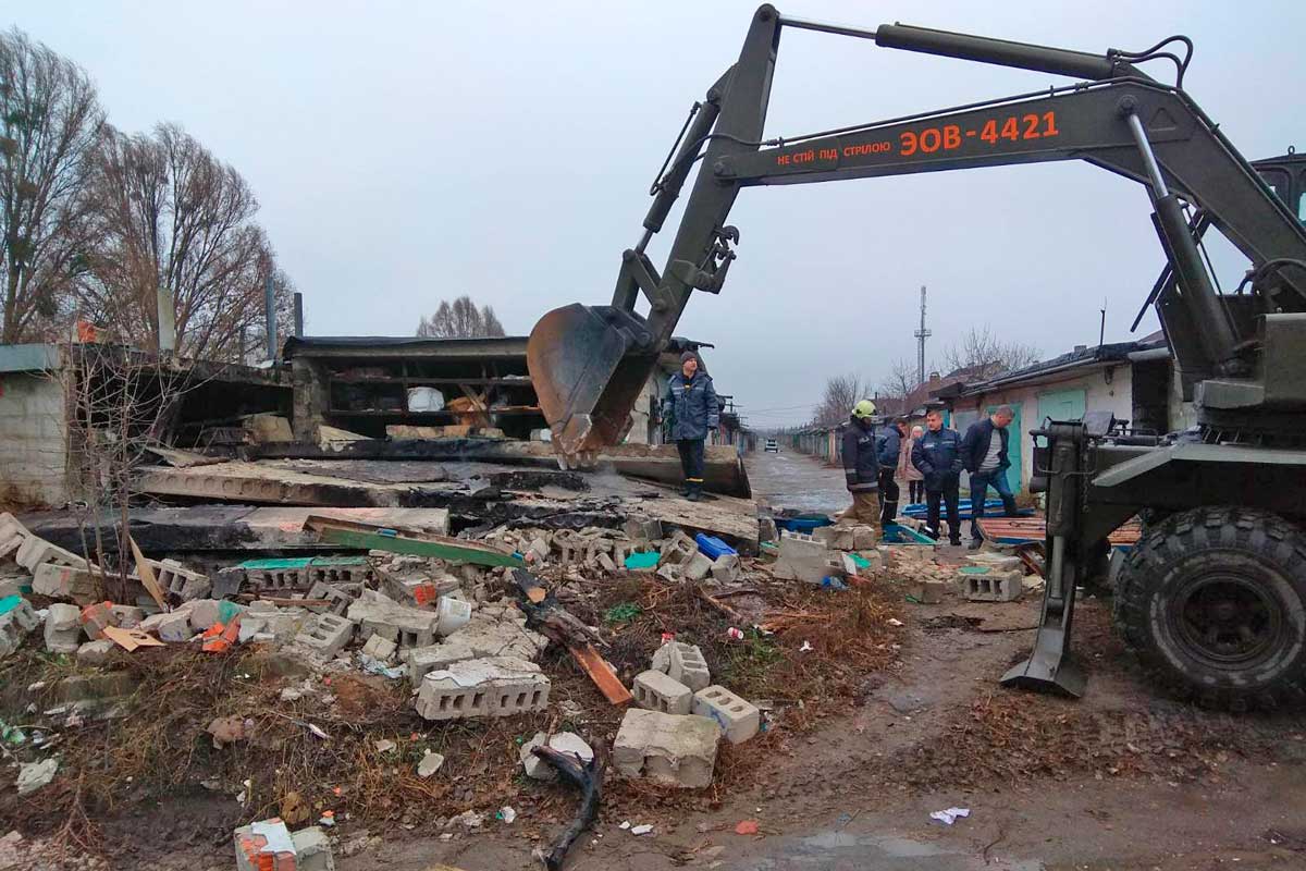 Взрыв в Харькове: спасатели разбирают завалы (фото, видео)