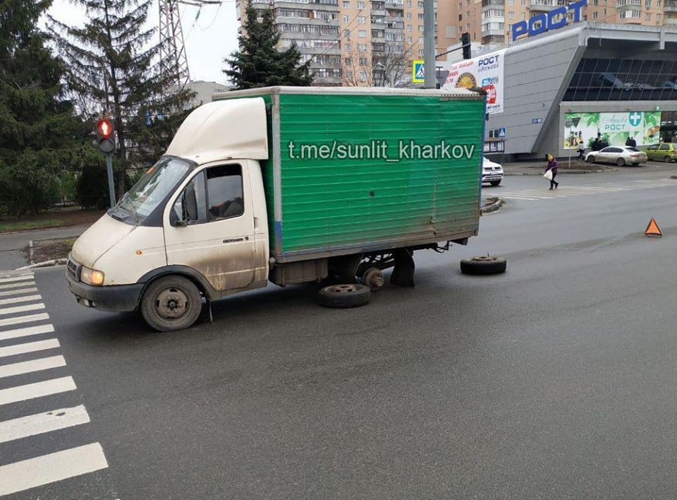 В Харькове у грузовичка отлетели колеса