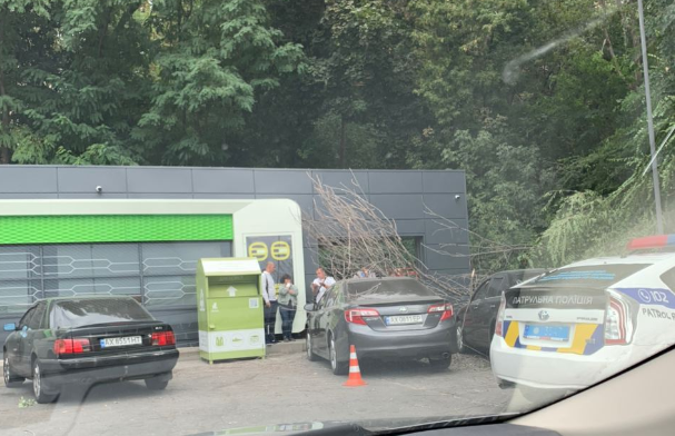 Заправка автомобиля возле дома