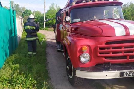 Пожар под Харьковом. Пламя подбиралось к женщине, прикованной к постели