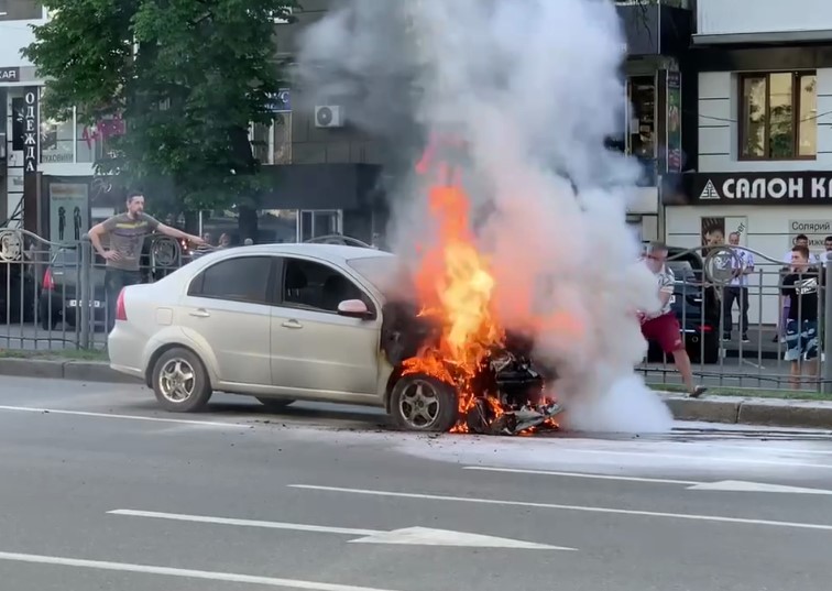 На проспекте Науки вспыхнул Chevrolet (видео)