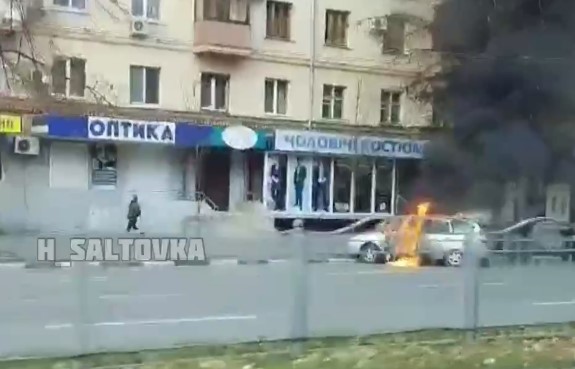 Посреди проспекта в центре Харькова взорвалась и сгорела машина (фото, видео)