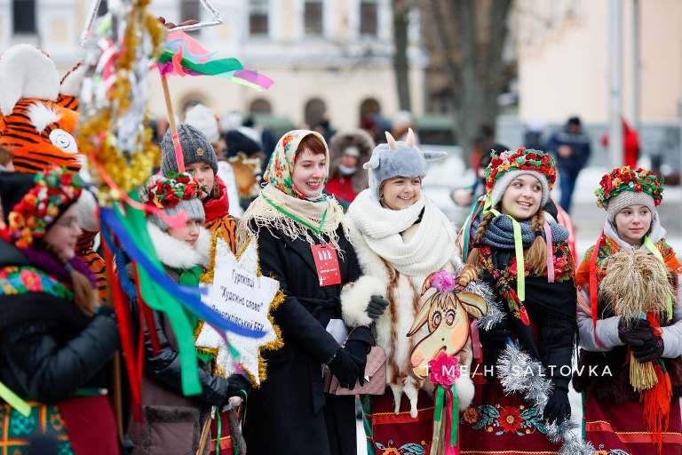 С песнями и колядками: по центру Харькова прошел вертеп