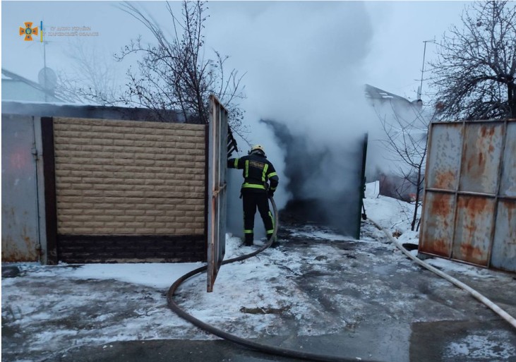 В Харькове сгорел гараж с машиной