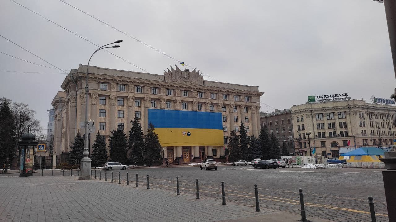 На здании в центре Харькова вывесили огромный флаг (фото)