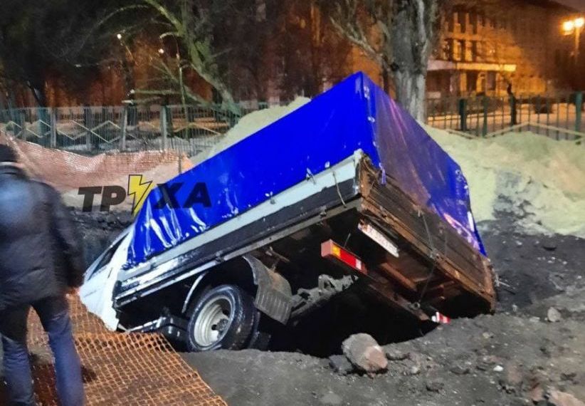 В Харькове "Газель" провалилась в огромную яму на дороге (фото)