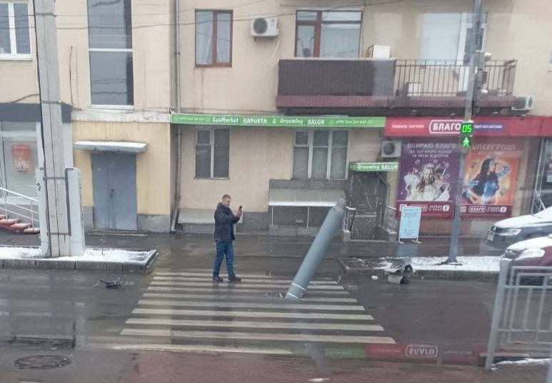 В Сети появились фото и видео снарядов, упавших возле Конного рынка