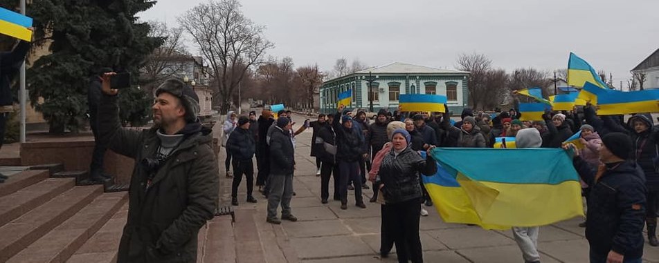 В Купянске, который мэр сдал России, люди вышли на митинг с флагами Украины