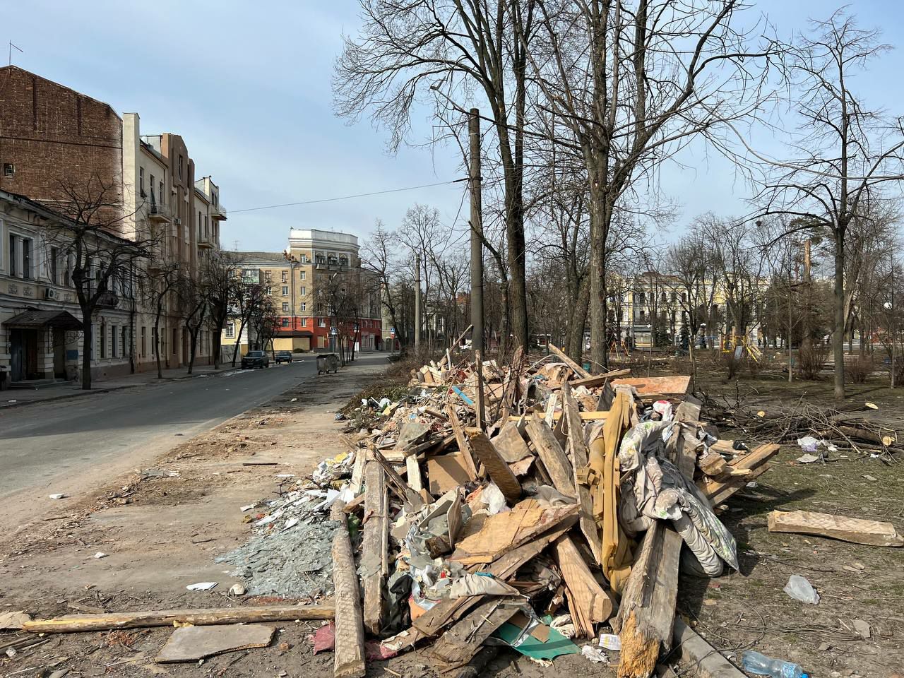 Как убирают Харьков после обстрелов: фото