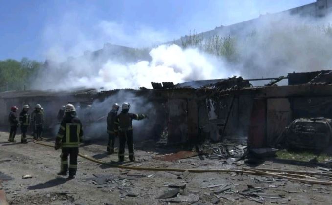 Обстрел Салтовки вызвал несколько крупных пожаров: фото