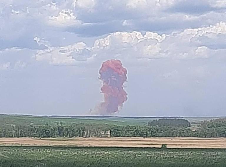 В Харьковской области - взрыв, поднялось облако красного дыма