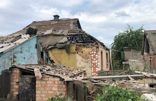 Очередной обстрел Золочева: повреждено 9 домов, уничтожены гараж и грузовик (фото)