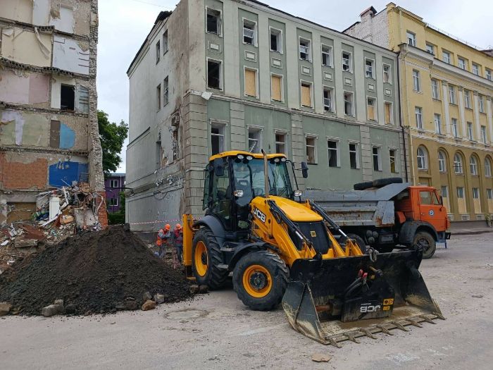 В центре Харькова перекладывают водопровод, разрушенный обстрелами