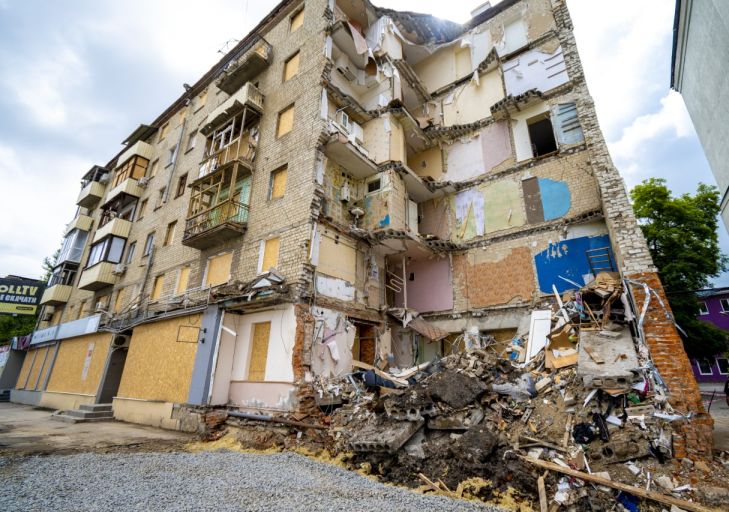 У Харкові постраждалі після ракетних ударів будинки повторно готують до зими