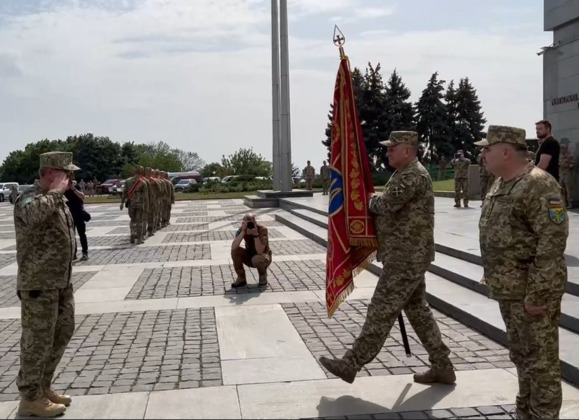 Тероборона Харкова отримала бойовий прапор із рук Залужного (відео)