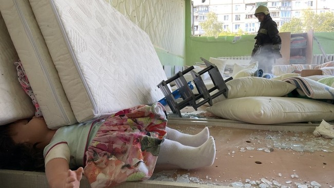 У Харкові російським обстрілом зруйновано дитячий садок: фото