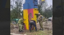 Полонені росіяни прибирають триколори з Харківської області (фото)