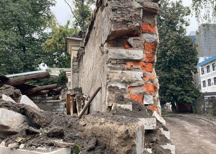 Очередной ракетный удар по центру Харькова: фото последствий