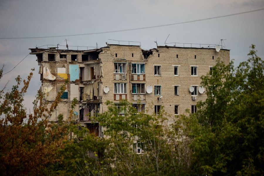 В освобожденный Изюм возвращаются люди. В городе возобновляют работу банк и почта