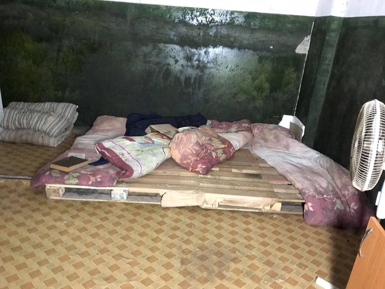 Полуголые женщины на стенах и мусор на полу: как выглядела российская комната пыток в Волчанске