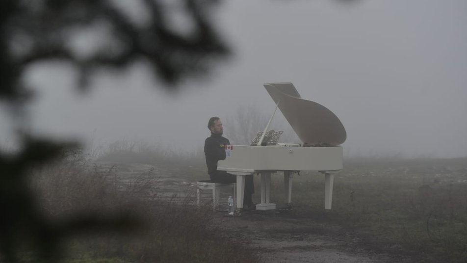 На гору Кременец в Харьковской области привезли белый рояль (фото)