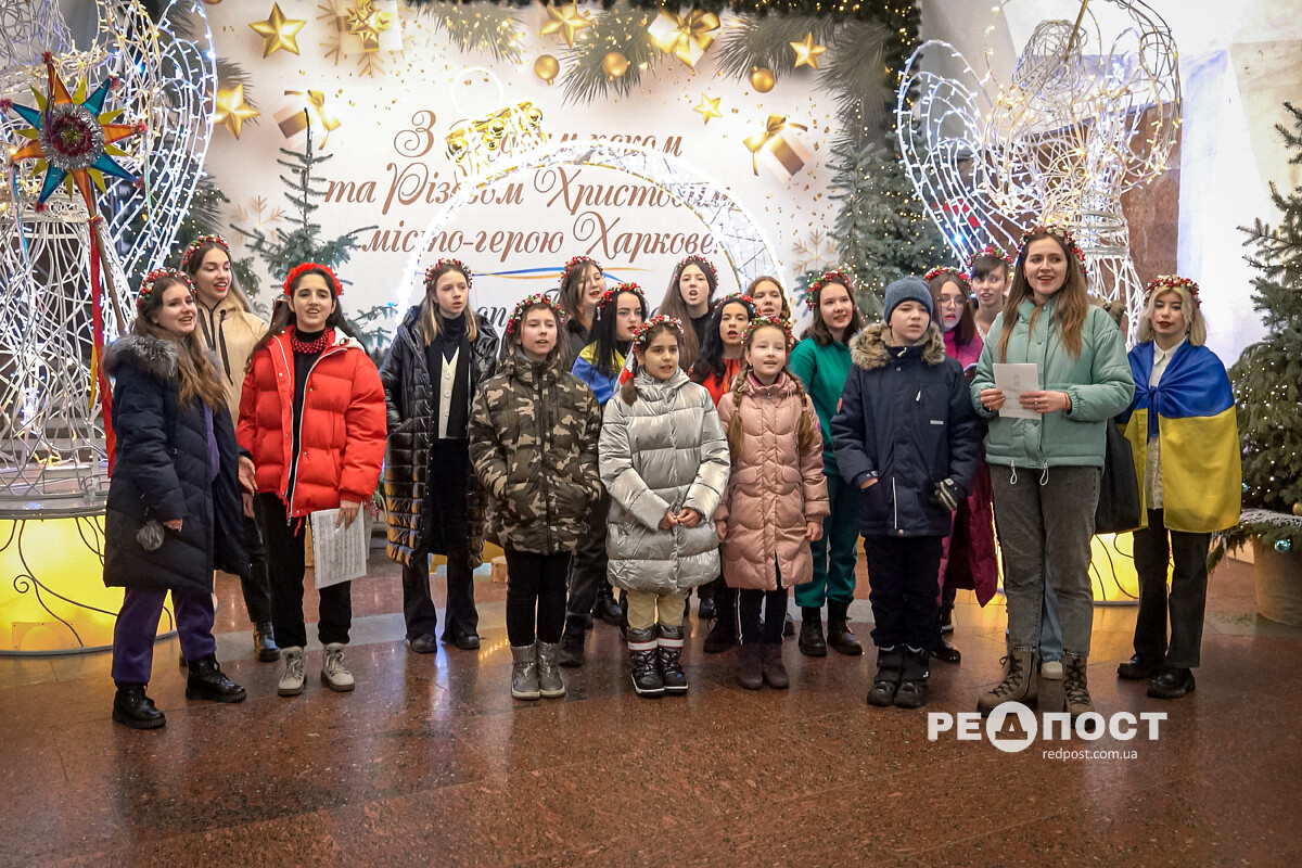 Как колядовали в харьковском метро. Фото