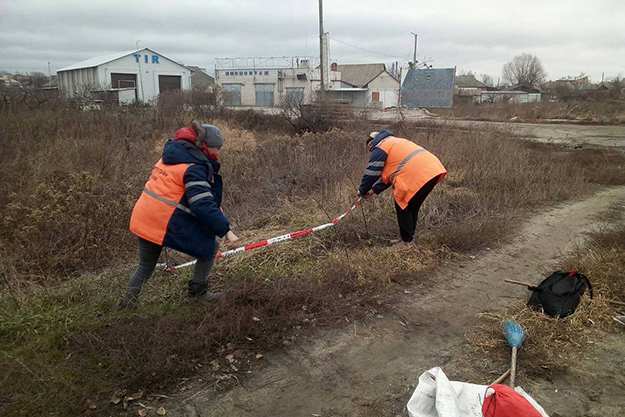 В Изюме на остановке транспорта нашли две мины