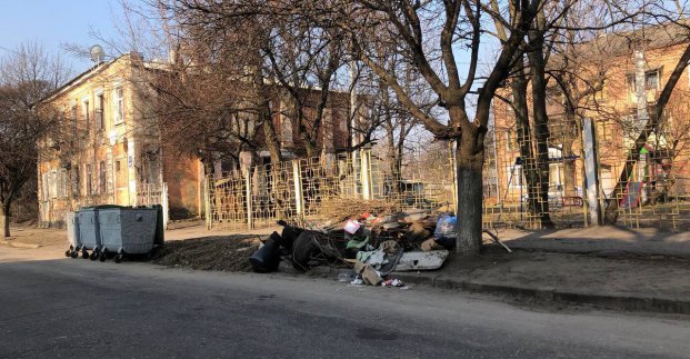 Жителі Харкова, чиї будинки постраждали від обстрілів, можуть безкоштовно вивезти будівельне сміття