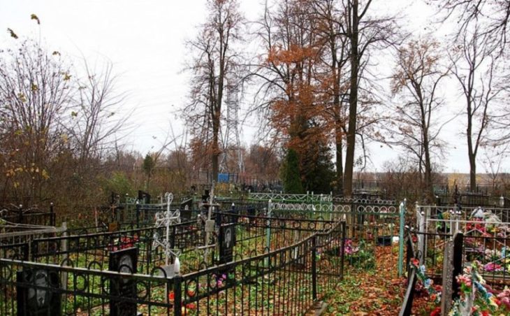В Харьковской области женщина подорвалась на кладбище