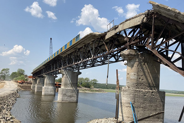 У Харківській області відновлюють двічі підірваний міст (фото, відео)