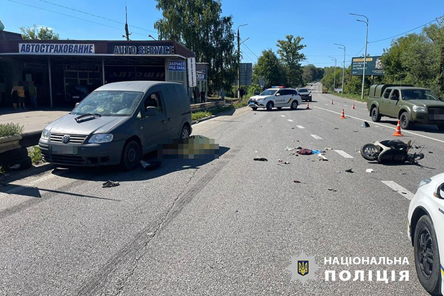 Мікроавтобус зніс мопед: загинули хлопчик та його дідусь