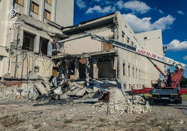 Рятувальники розбирають завали зруйнованого Інституту держуправління (відео)