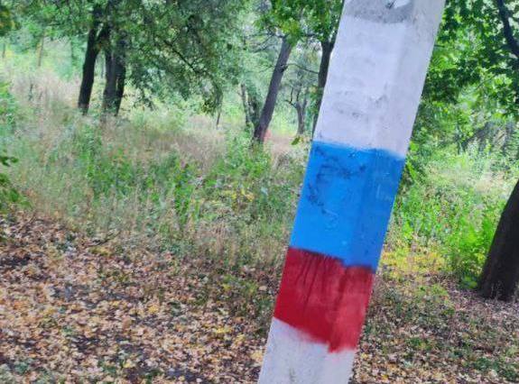 Стовпи в харківському парку розфарбували в кольори російського прапора