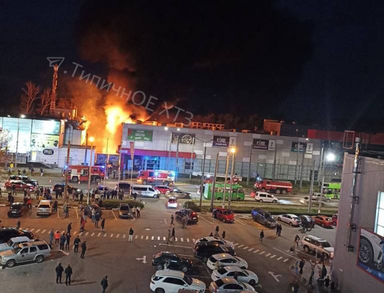 В Харькове горит известный супермаркет (фото, видео)