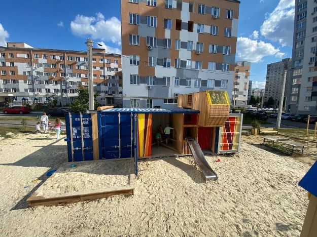 Дитячий майданчик із морського контейнера з'явився в Харкові (фото)