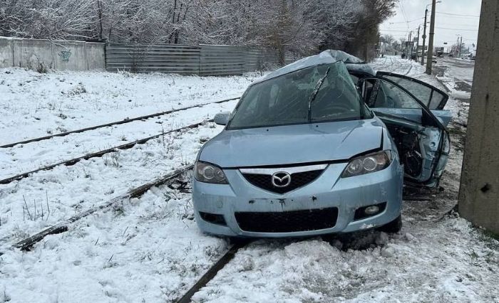 У Харкові Mazda вилетіла з дороги, машина розбита вщент (фото, відео)