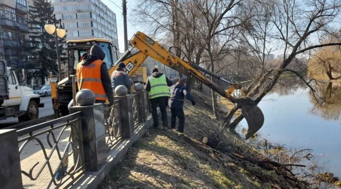 Харківські комунальники чистять зливоприймач і береги річок