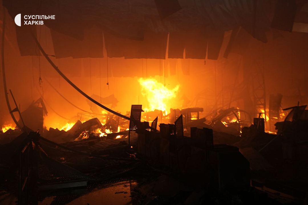 В Харькове пылает строительный гипермаркет: фото и видео с места пожара