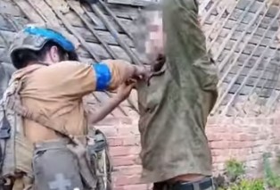 В Волчанске взят в плен российский солдат, который ждал эвакуации 21 день (видео)