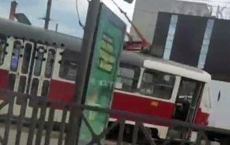 Возле универмага "Харьков" трамвай сошел с рельсов, его сильно развернуло (видео)