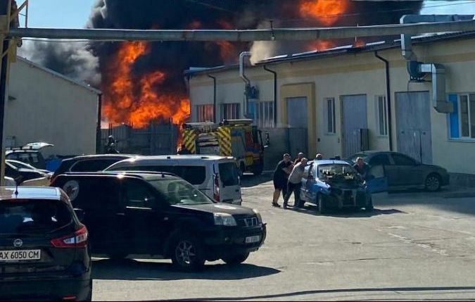 В Харькове пожар - горит СТО (видео, фото)