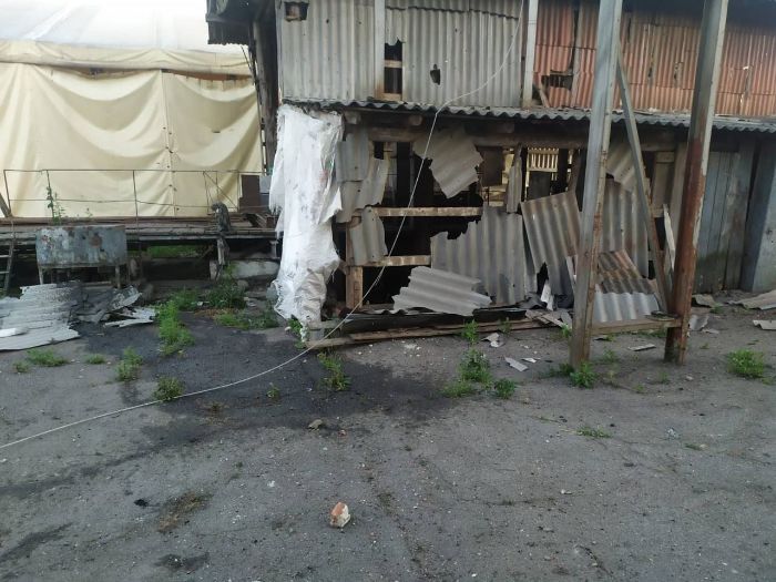 Россияне из артиллерии ударили по предприятию в Харьковской области (фото)