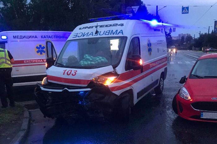 Легковушка протаранила машину скорой, которая везла раненого из Волчанска