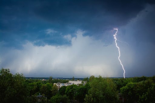 На Харків ідуть грози, шквали та град