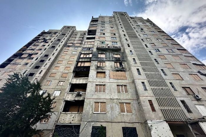 У Харкові ремонтують будинки, що потрапили під найсильніші обстріли (фото)